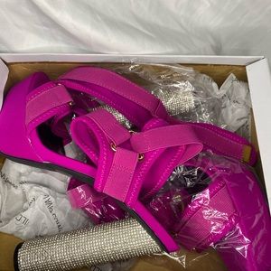 Women’s heels, size 8.5…If you don’t buy them I might just wear them🤷🏽‍♀️